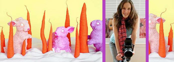Кондитерские фигуры розовых зайцев и оранжевые моркови и взбитые сливки и фото девушки с фотокамерой