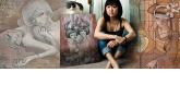 Молодая женщина азиатской внешности на фоне картин с девушками