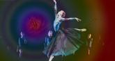 Балерина нанцует на фоне символов Тигра